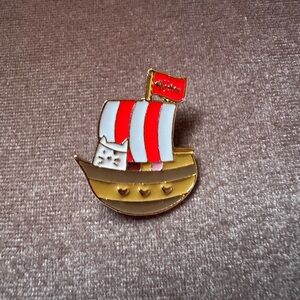 Kitty Pirate Ship Enamel Pin